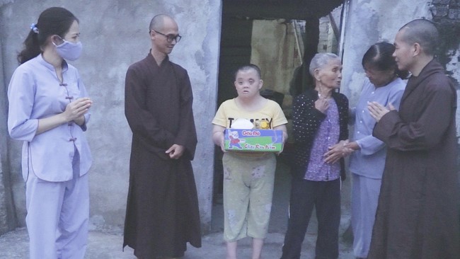 Presenting gifts to difficult families during the Buddha's Birthday in 2020 of Dong Cao Pagoda.
